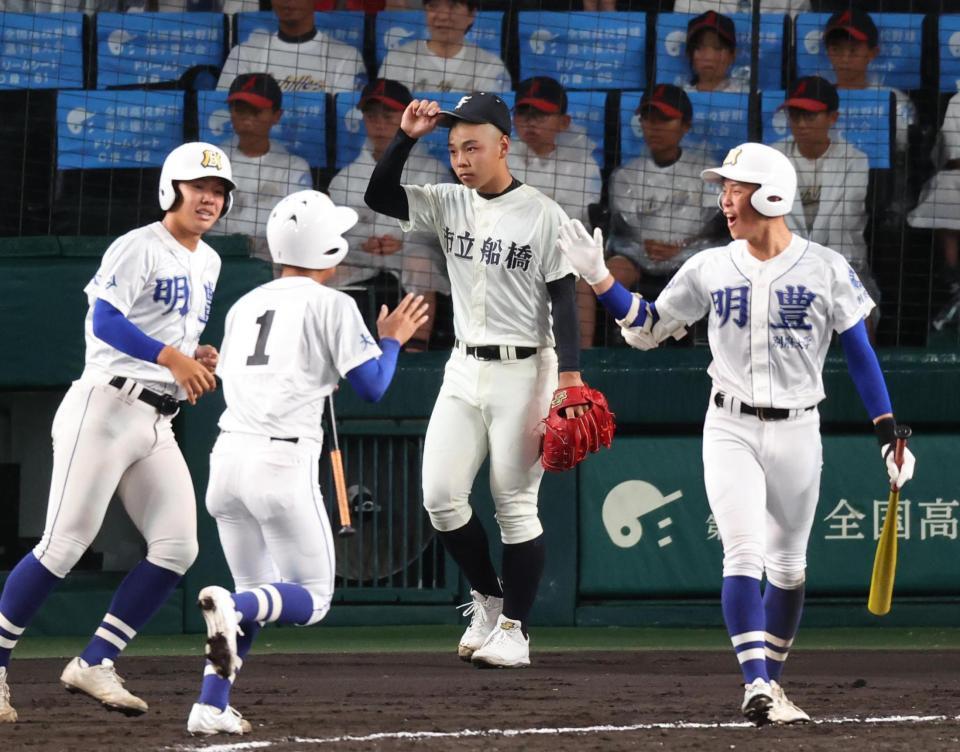 　３回、明豊・藤に先制打を許した市船橋・諸岡（中央）