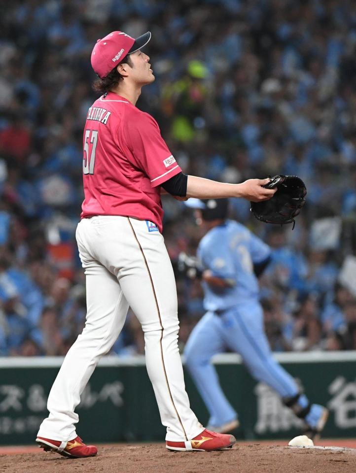 　４回、滝中は渡部聖（右）に２ランを打たれる（撮影・佐藤厚）