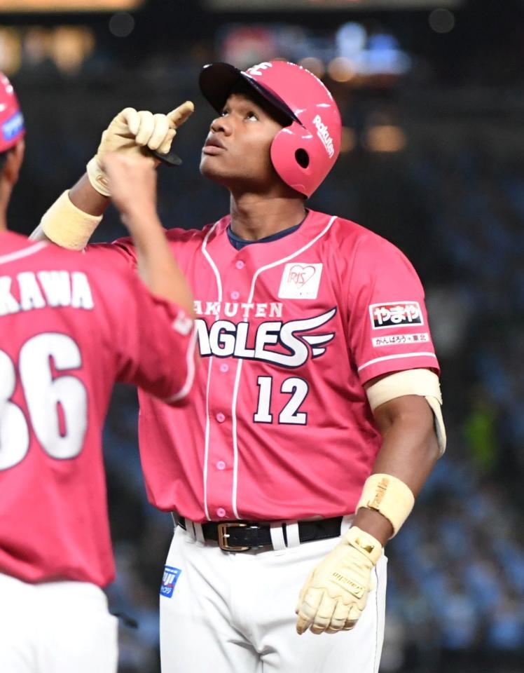 　８回、ゴンザレスは左前に２点適時打を放ち、天を仰ぐ（撮影・佐藤厚）