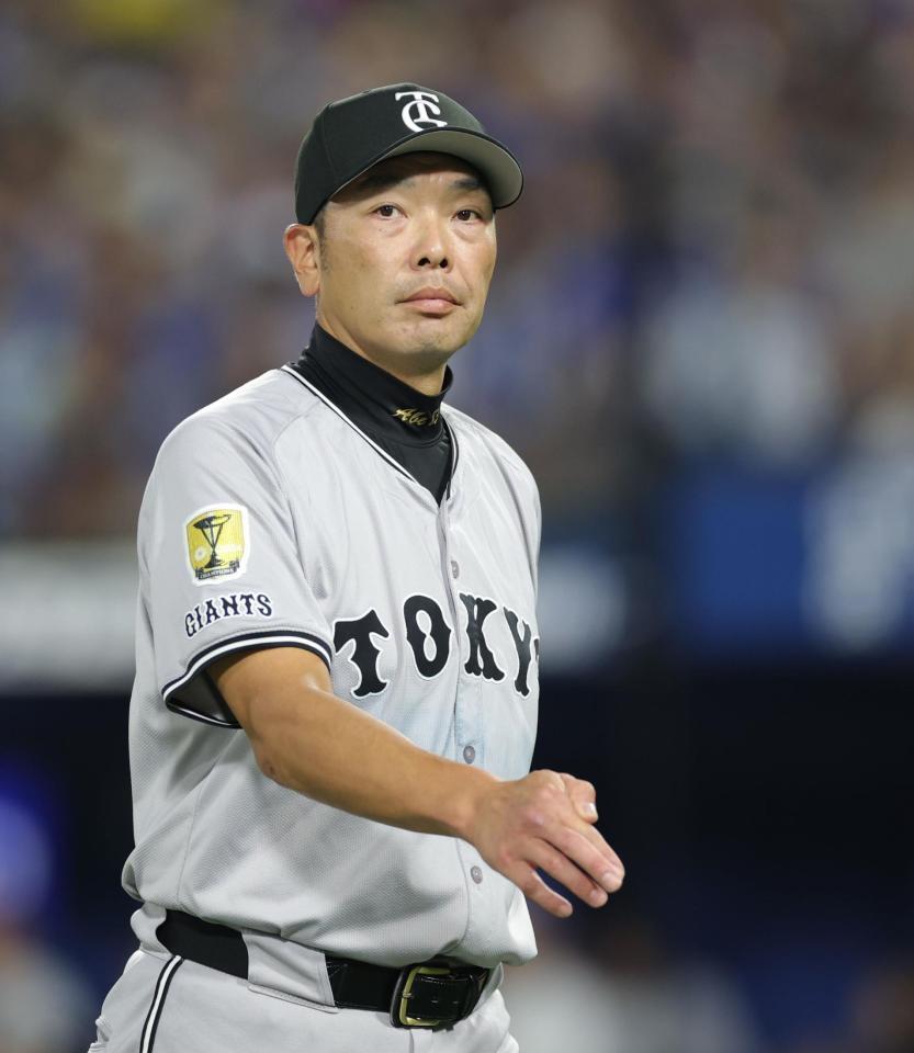 　７回、投手交代を終え、ベンチへ引き上げる阿部監督（撮影・西岡正）