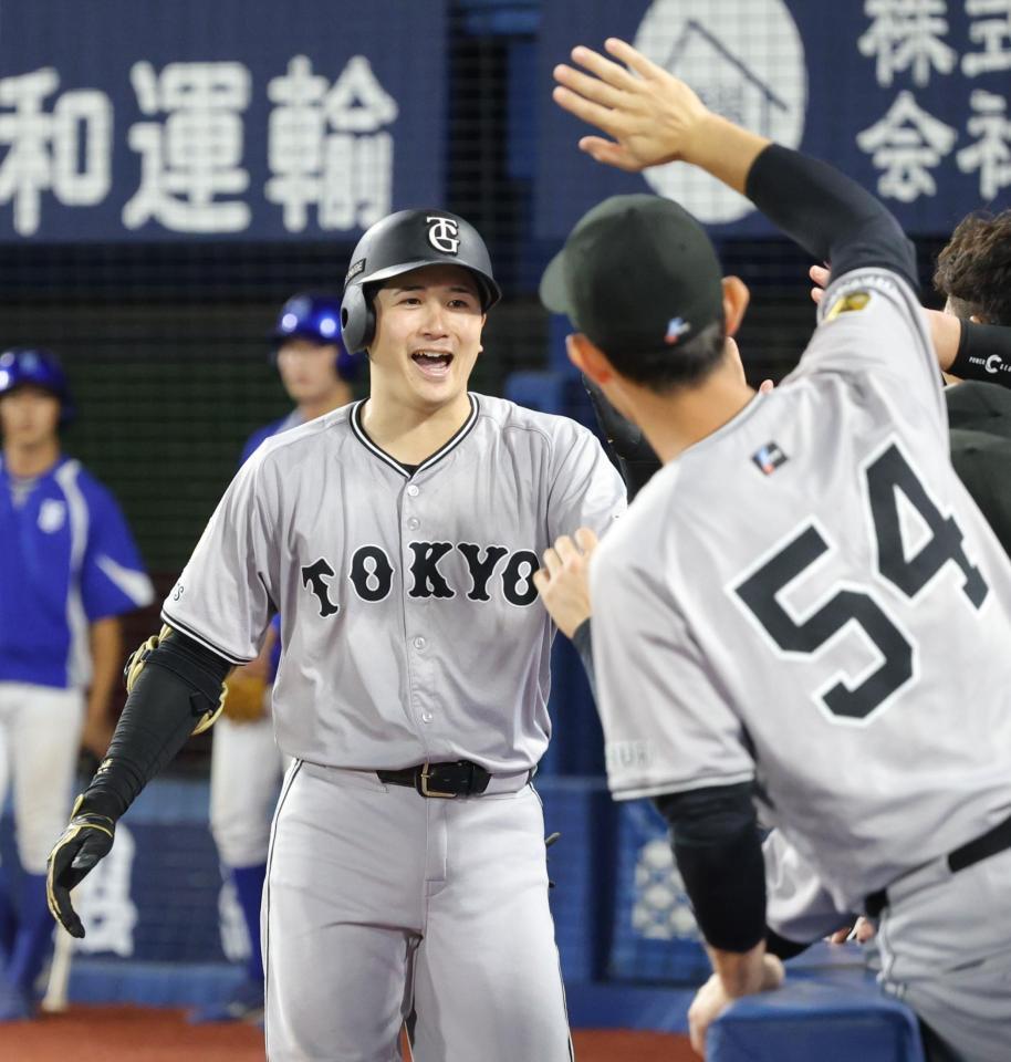 　６回、同点ソロを放ち、ナインとタッチを交わす泉口（撮影・西岡正）