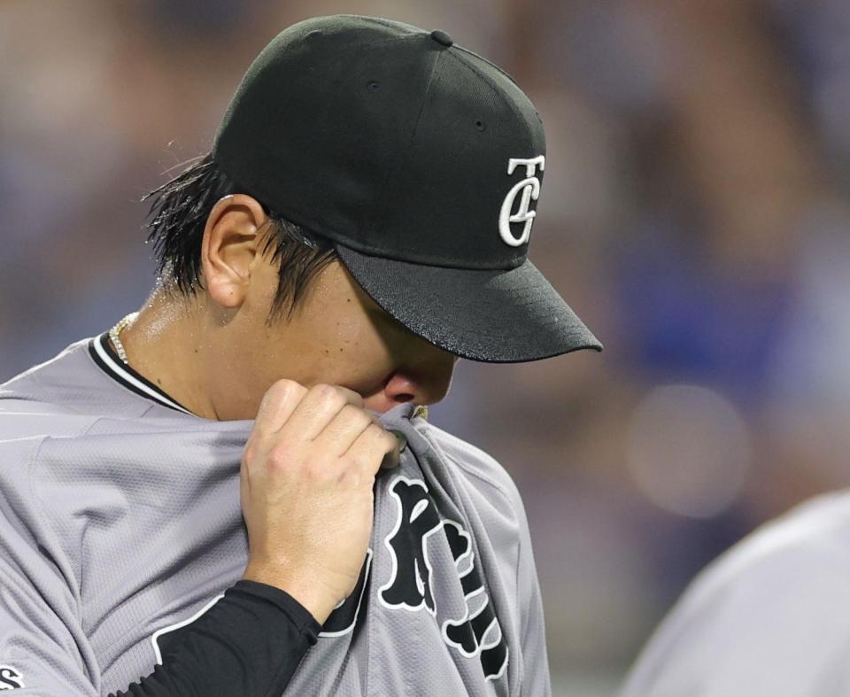 　３回、２点を失い、ユニホームで顔の汗をぬぐう又木（撮影・西岡正）