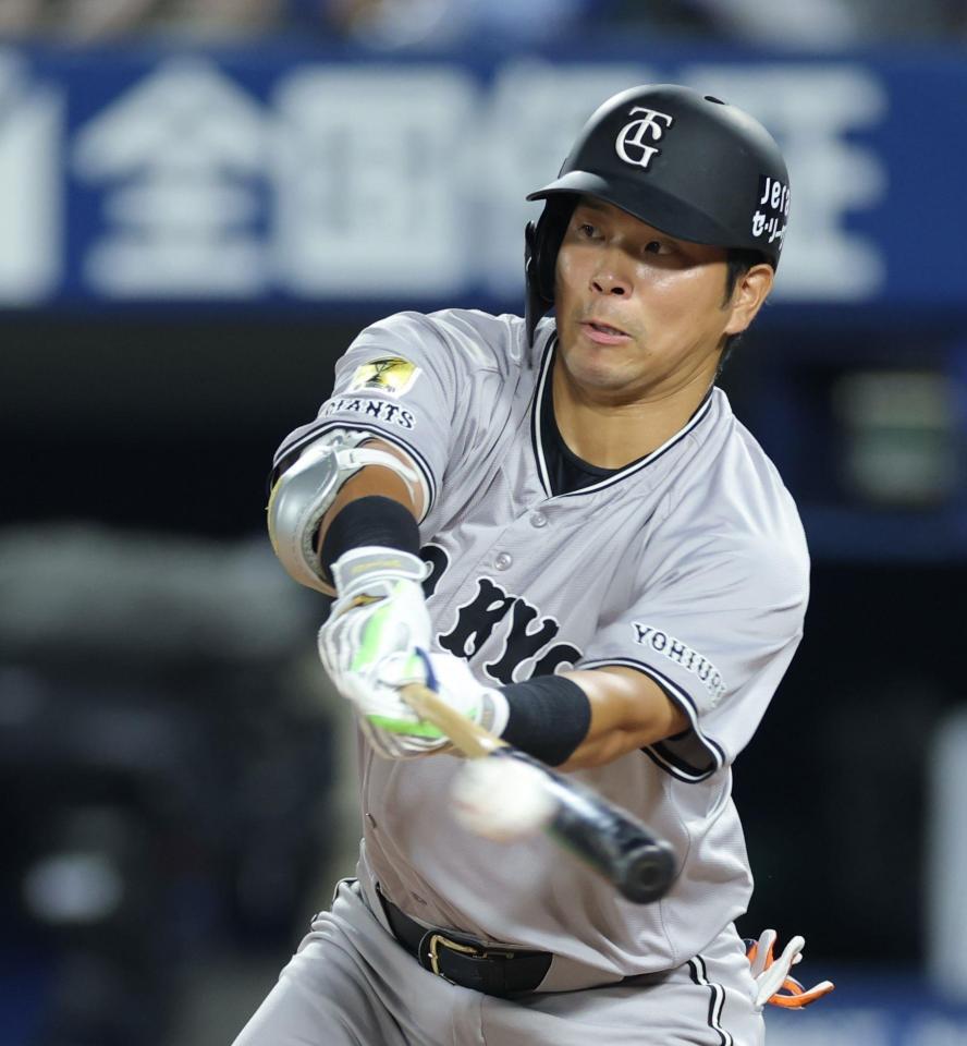 　８回、勝ち越しとなる左犠飛を放つ大城卓（撮影・西岡正）