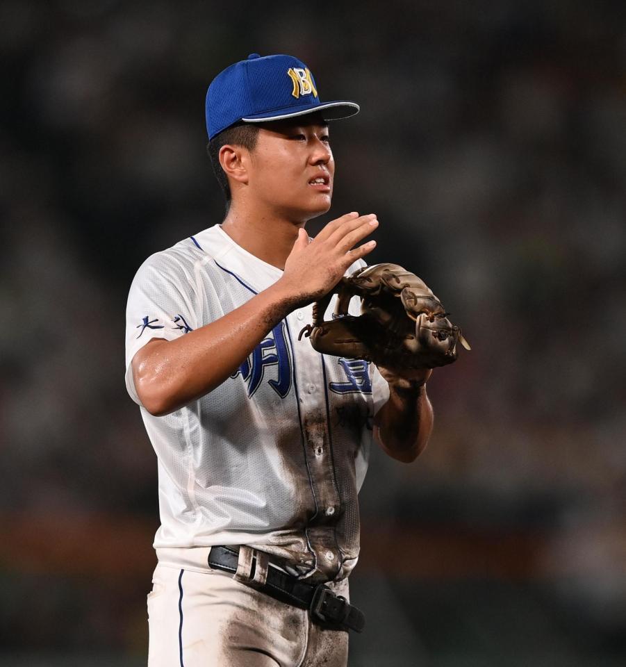 　７回、市船橋・吉崎大惺の打球を処理した時にベルトが切れた明豊・川口琥太郎（撮影・西田忠信）