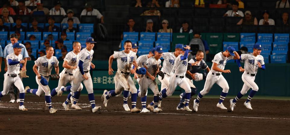 　アルプスへ駆け出す明豊ナイン（撮影・石湯恒介）