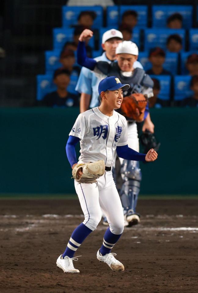 　最後の打者を打ち取り、ガッツポーズを見せる明豊・寺本（手前）＝撮影・石湯恒介