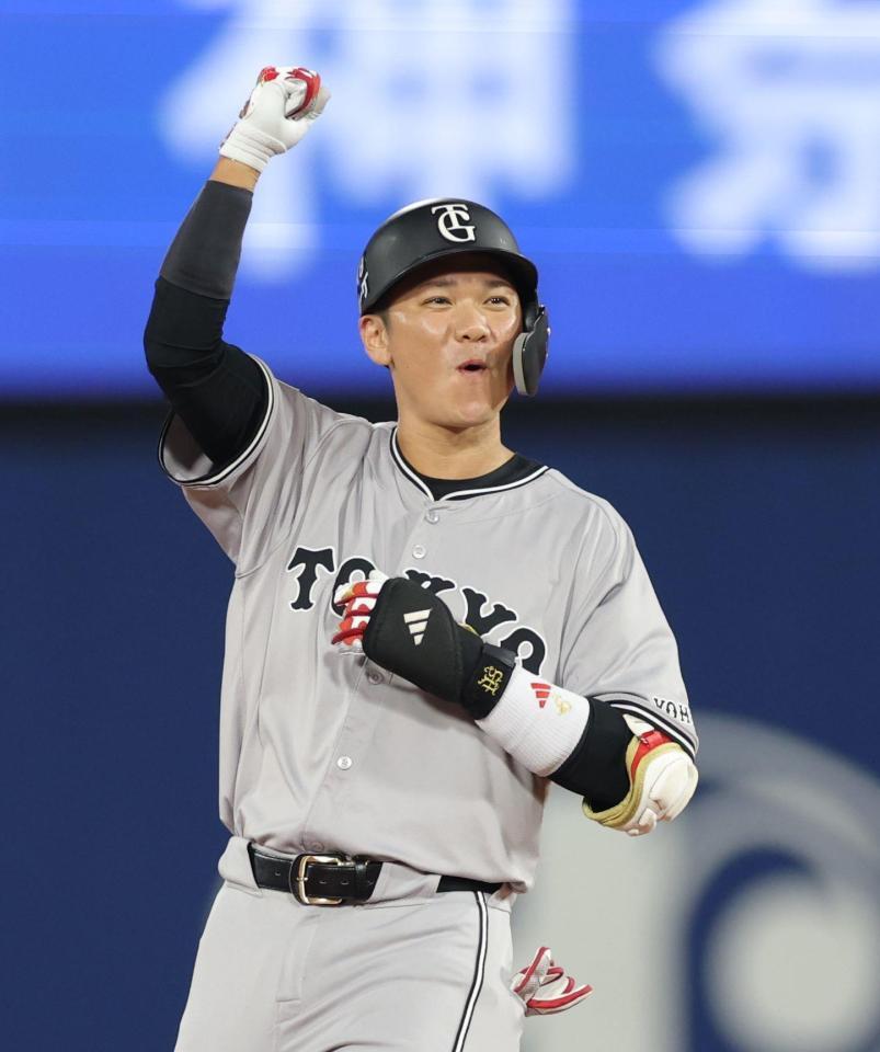 　６回、左勝ち越し二塁打を放ち、ベンチへ向かって手を上げる坂本（撮影・西岡正）