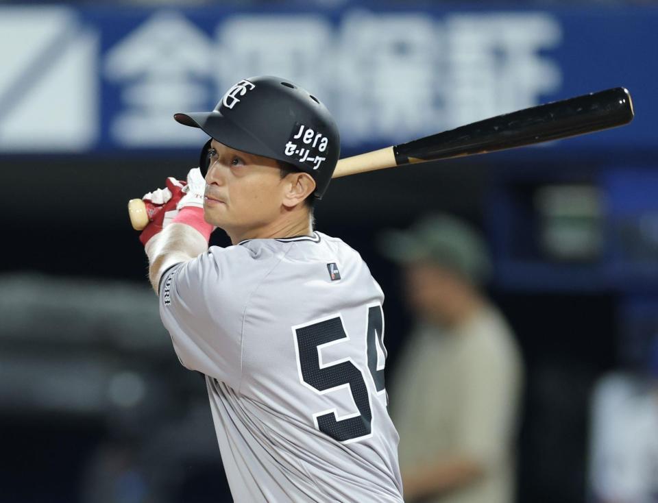 　５回、左越えに二塁打を放つ乙坂（撮影・西岡正）