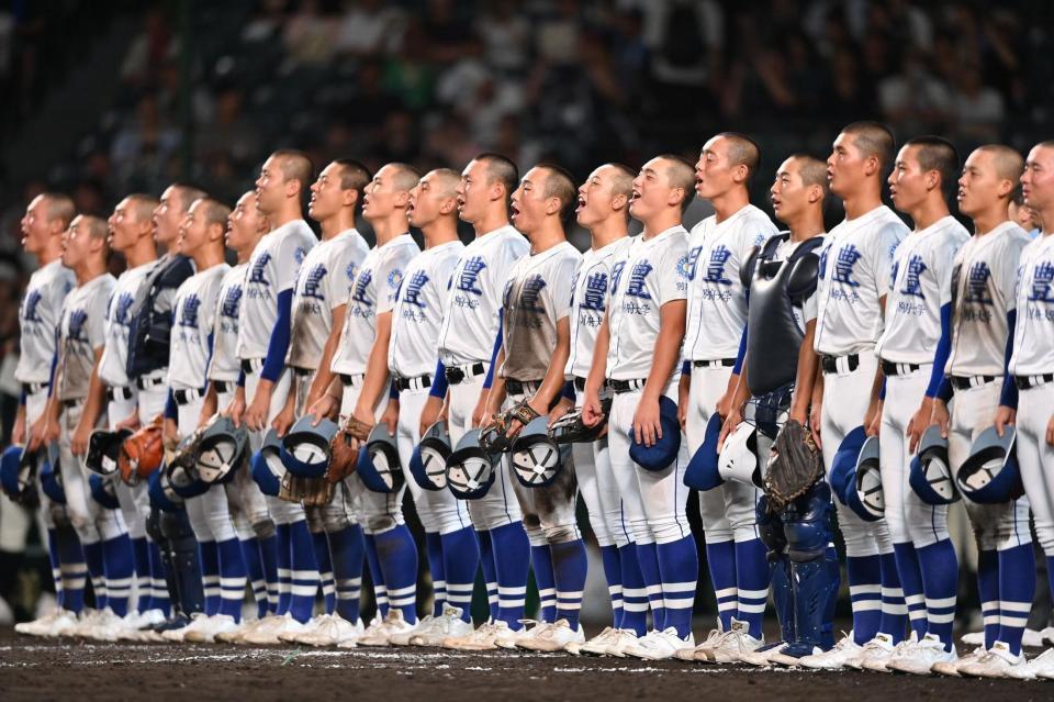 　市船橋に勝利し、校歌を歌う明豊ナイン（撮影・西田忠信）