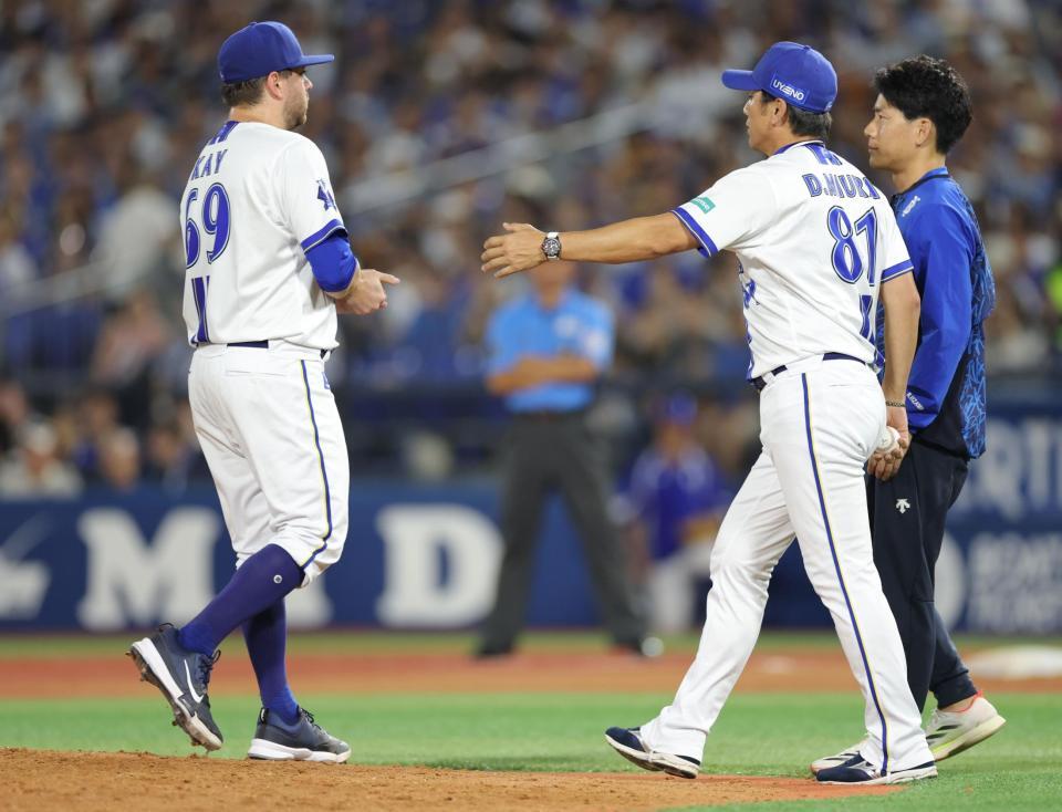 　６回、三浦監督（右）に降板を告げられるケイ（撮影・西岡正）