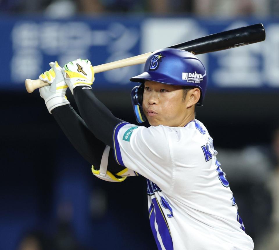 　３回、左前打を放つ京田（撮影・西岡正）