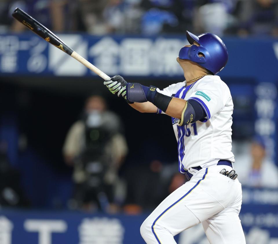 　３回、右犠飛を放つ蛯名（撮影・西岡正）