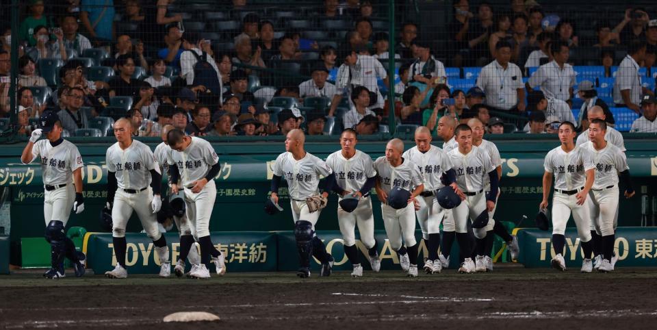 　アルプスへ挨拶に向かう市船橋ナイン（撮影・石湯恒介）