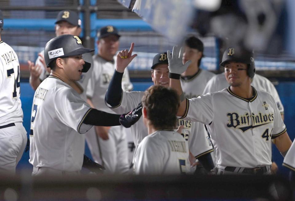 　８回、勝ち越しの左前適時打を放ちナインとタッチを交わす若月（左）＝撮影・開出牧