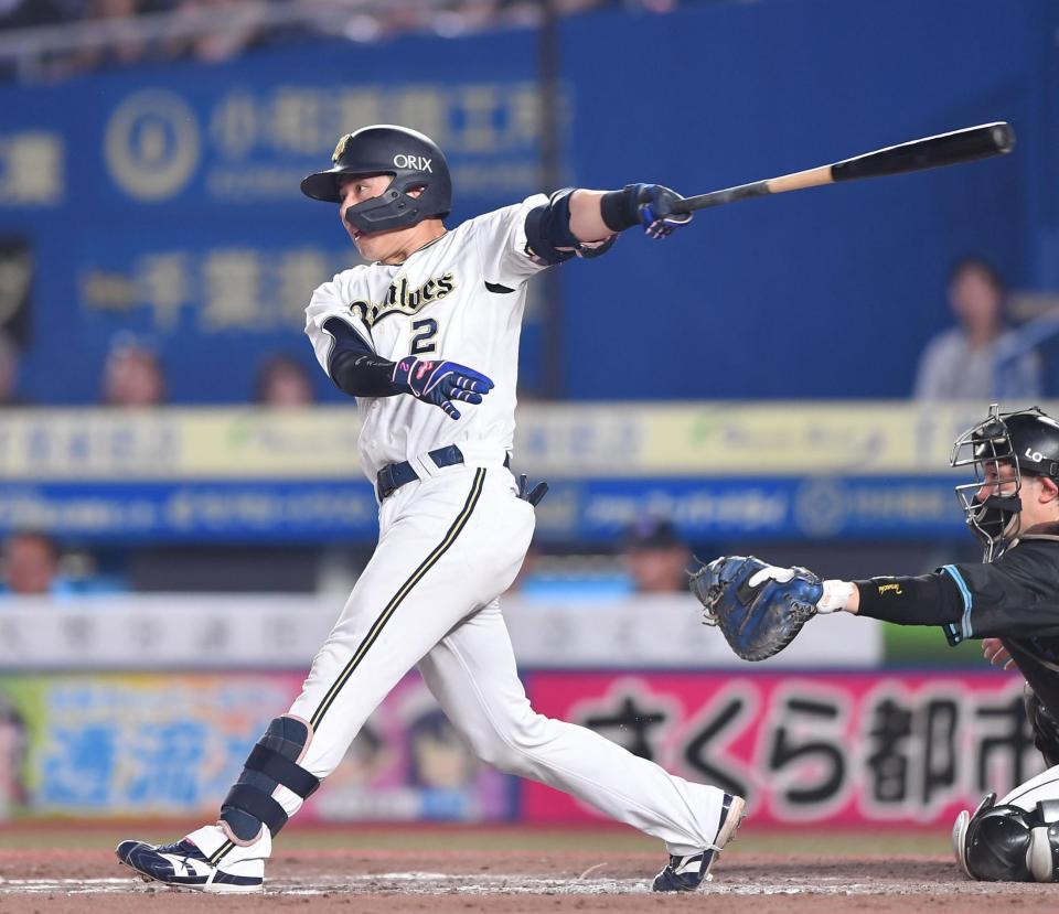 　８回、勝ち越しの左前適時打を放つ若月（撮影・開出牧）