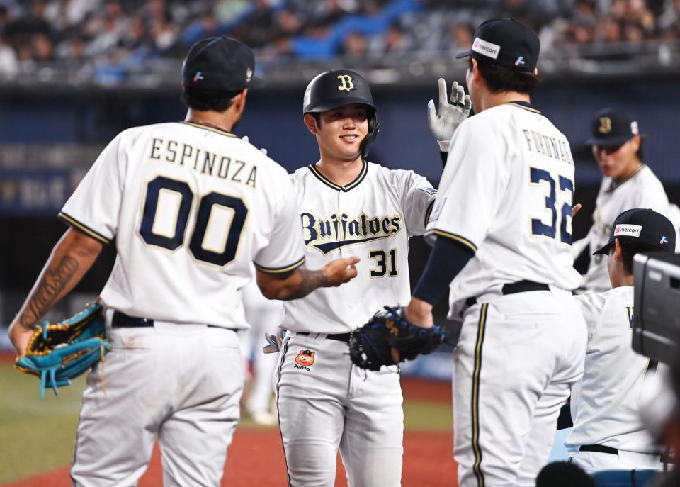 　６回、勝ち越しの左越えソロを放ち先発のエスピノーザ（左）らナインとタッチを交わす太田（中央）＝撮影・開出牧