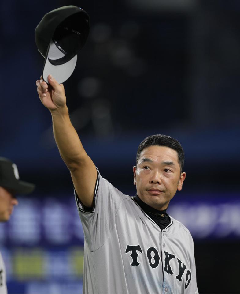 　ＤｅＮＡに連勝し、スタンドに帽子を振る阿部監督（撮影・西岡正）