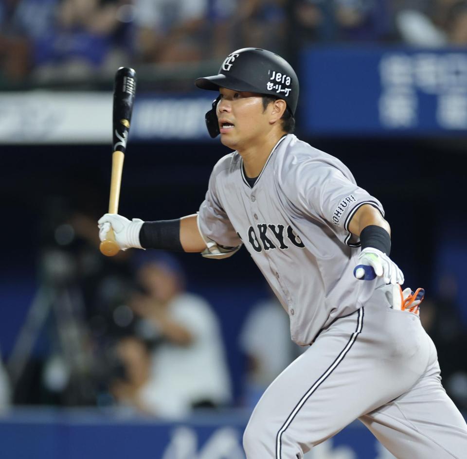 　８回、勝ち越しとなる左犠飛を放つ大城卓（撮影・西岡正）