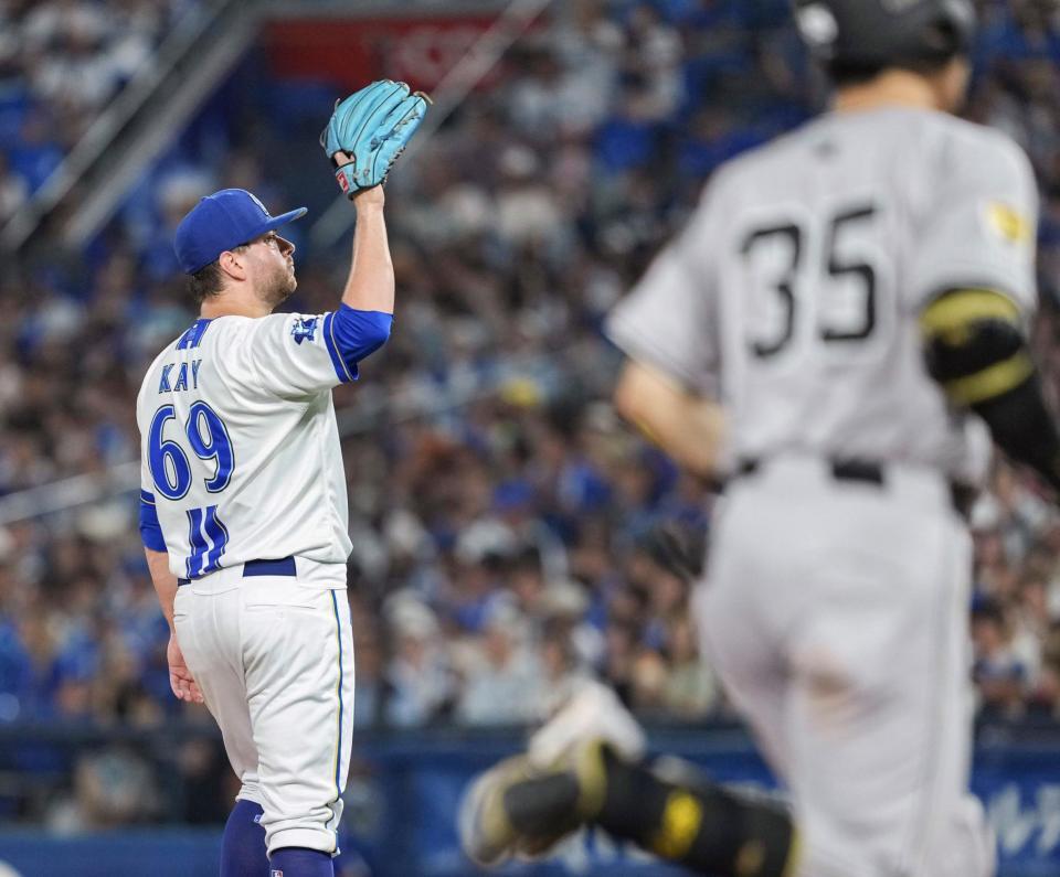 　６回、泉口（手前）に本塁打を浴びたケイ