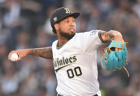 　力投するエスピノーザ（撮影・開出牧）