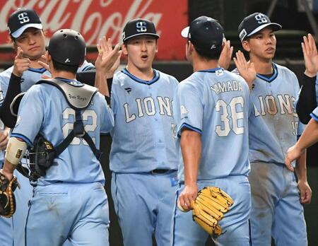 　９勝目を挙げナインを迎える隅田（中）＝撮影・佐藤厚