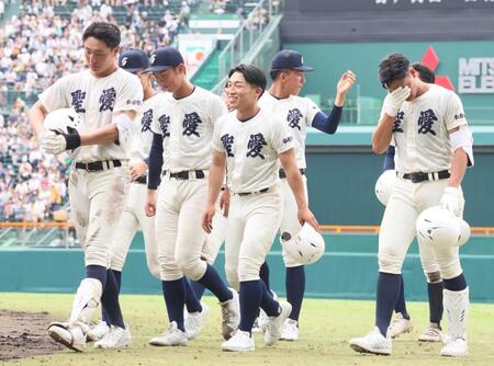 　試合に敗れるも笑顔で引き揚げる弘前学院聖愛・田崎