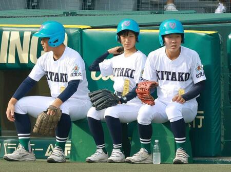 　佐賀北のボールパーソンを務める家永そらさん（中央）