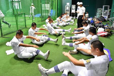 　トレーニングをする県岐阜商ナイン（撮影・中田匡峻）