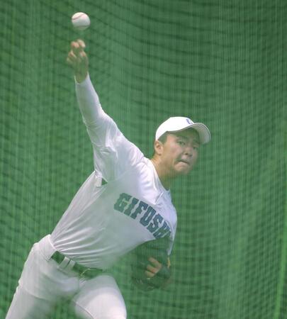 　キャッチボールをする県岐阜商・柴田蒼亮（撮影・中田匡峻）