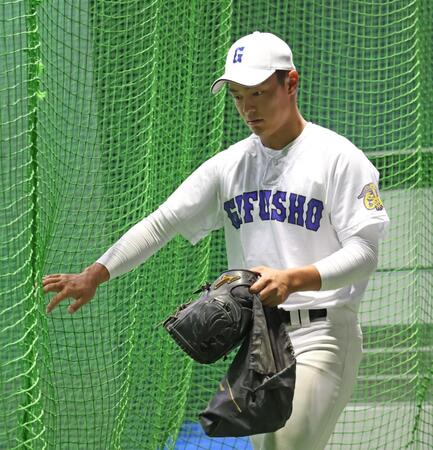 　キャッチボールへ向かう県岐阜商・柴田蒼亮（撮影・中田匡峻）