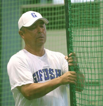 　ネットを運ぶ県岐阜商・藤井潤作監督（撮影・中田匡峻）