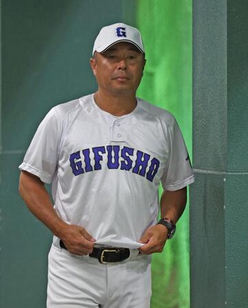 　練習を見守る県岐阜商・藤井潤作監督（撮影・中田匡峻）