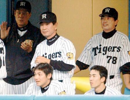 　試合中に星野監督のそばで戦況を見守る島野ヘッド（右）＝２００３年