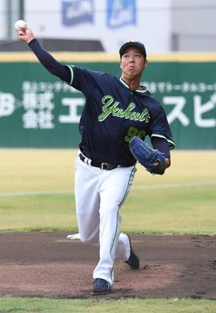 　スリークォーターで投球練習する青柳（撮影・佐藤厚）
