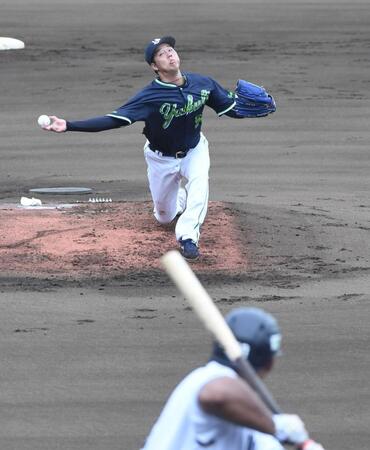 　１回、セデーニョを変化球で空振り三振に仕留める青柳（撮影・佐藤厚）