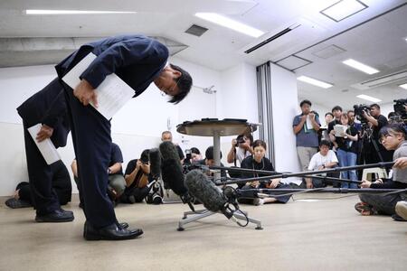 　謝罪する広陵・堀校長（撮影・中田匡峻）