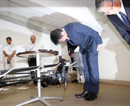 　謝罪する広陵・堀校長（撮影・中田匡峻）