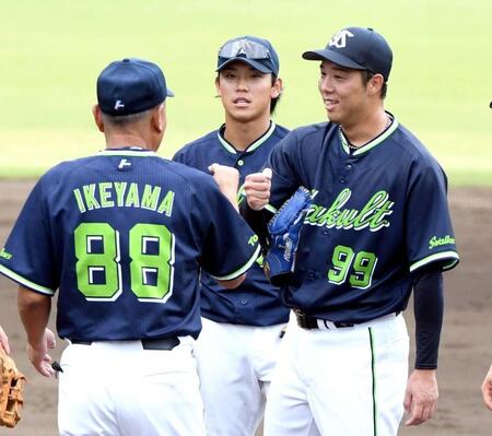 　３回、池山２軍監督（左）とグータッチをしてマウンドを降りる青柳（右）＝撮影・佐藤厚