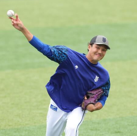 　１軍練習に合流し、キャッチボールする藤浪（撮影・西岡正）