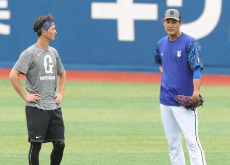 　巨人・乙坂（左）と話す藤浪（撮影・西岡正）