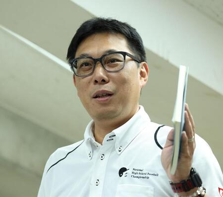 　会見をする大会本部・井本亘事務局長（撮影・中田匡峻）