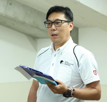 　会見をする大会本部・井本亘事務局長（撮影・中田匡峻）