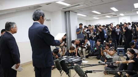　多くの報道陣が集まる中、会見をする広陵・堀正和校長（手前右）＝撮影・中田匡峻