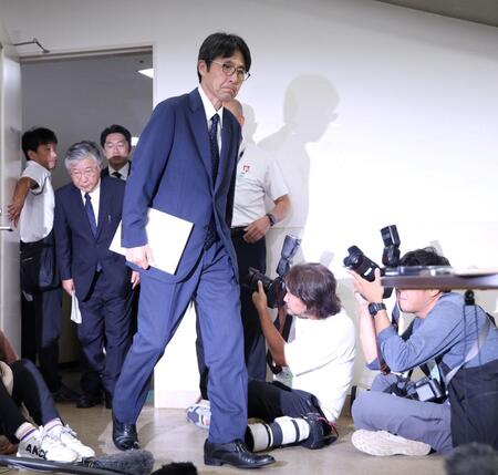 　神妙な面持ちで会見場へ入る広陵・堀正和校長（撮影・中田匡峻）