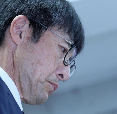 　会見中、うつむく広陵・堀正和校長（撮影・中田匡峻）