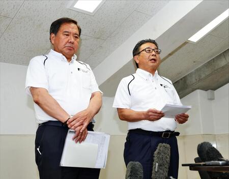 　会見をする宝副会長（左）と角田大会会長