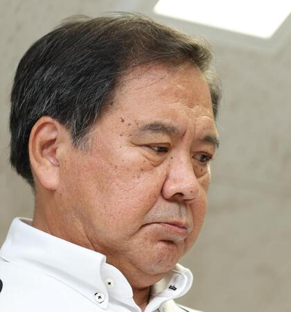 　会見中、うつむく日本高等学校野球連盟・宝馨会長（撮影・中田匡峻）