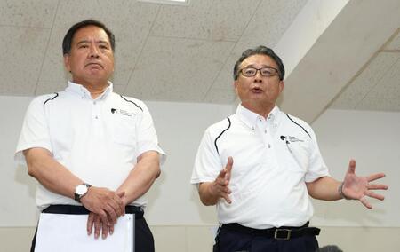 　会見をする朝日新聞社・角田克社長（右）と日本高等学校野球連盟・宝馨会長（撮影・中田匡峻）
