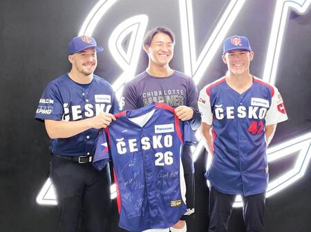 　再会した西川（中）とチェコ代表カラーベク（左）、ダーバクコーチ