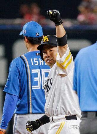 　３回、先制の二塁打を放ちガッツポーズする近藤